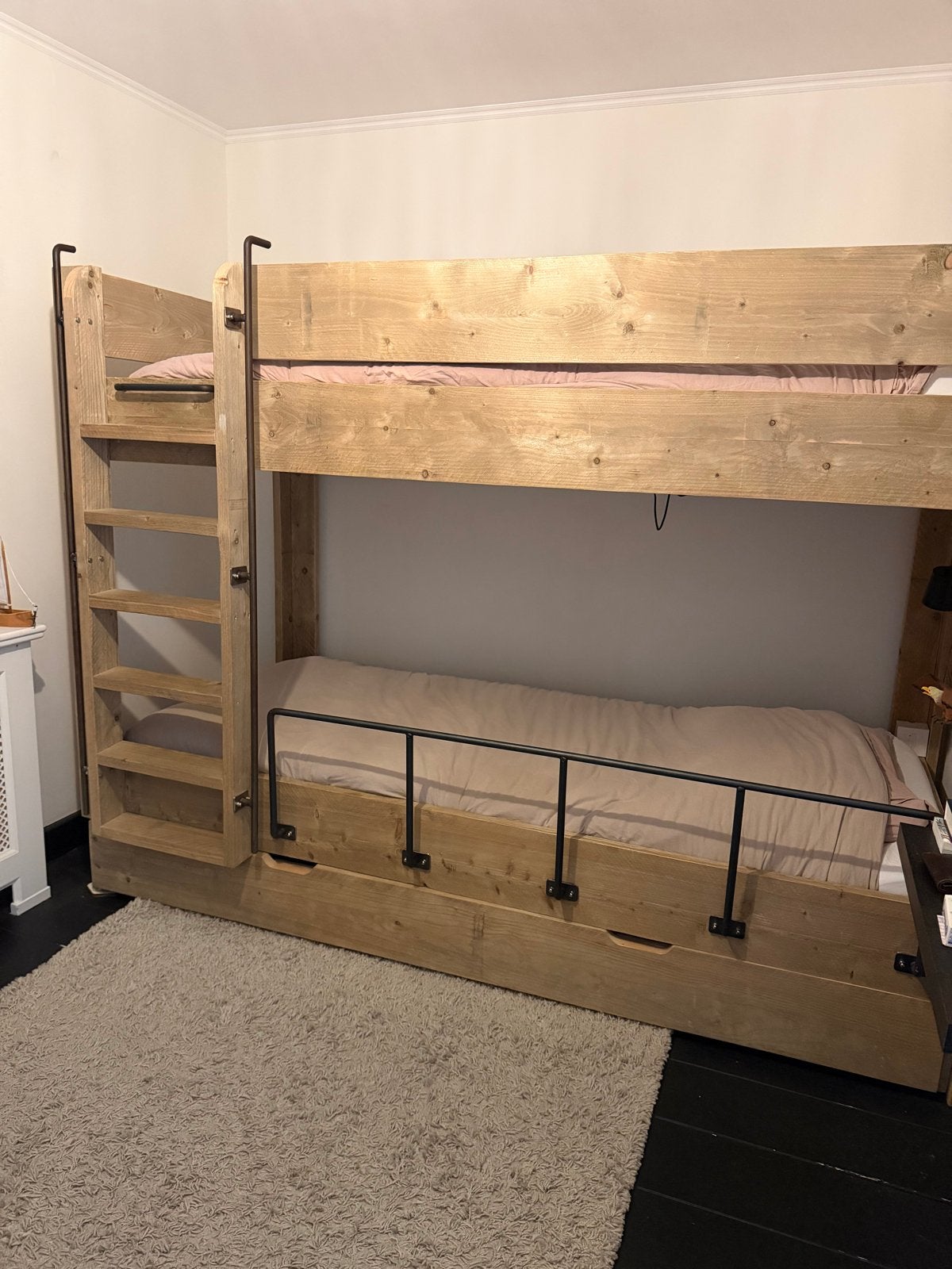 Stevig stijgerhout stapelbed met trap en metalen details, Ophalen, Gebruikt, 90 cm, 160 tot 180 cm