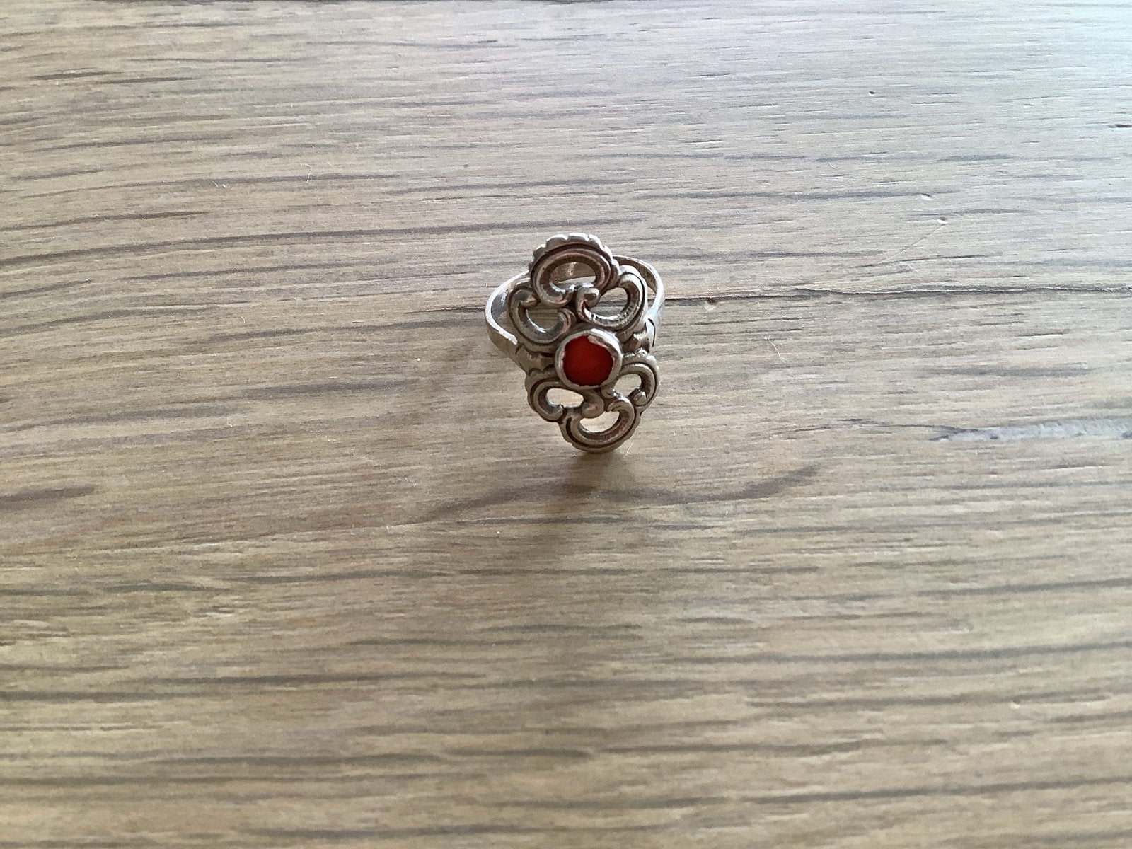 Zilveren ring met bloedkoraal - Maat 18, 18 tot 19, Gebruikt, Ophalen of Verzenden, Met edelsteen