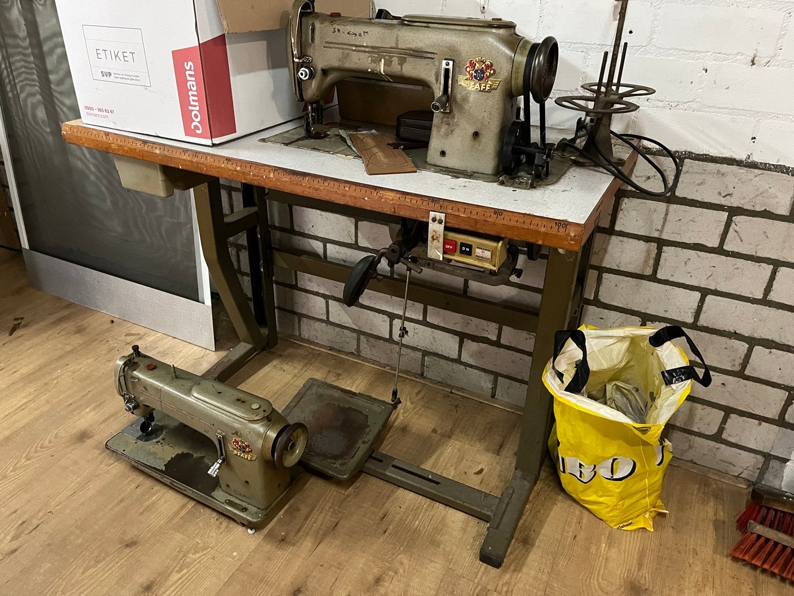 2x Pfaff stikmachine, waarvan 1 op werkbank met motor, Ophalen, Naaimachine, Industrieel, Gebruikt