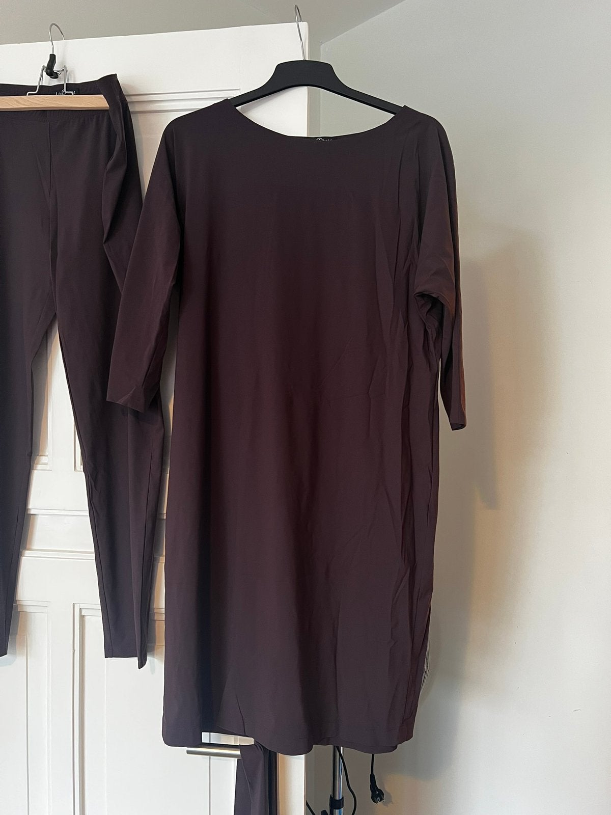 La Dress complete set in aubergine: Jurk, legging & ceintuur, Overige typen, Paars, Maat 46/48 (XL) of groter, Ophalen of Verzenden