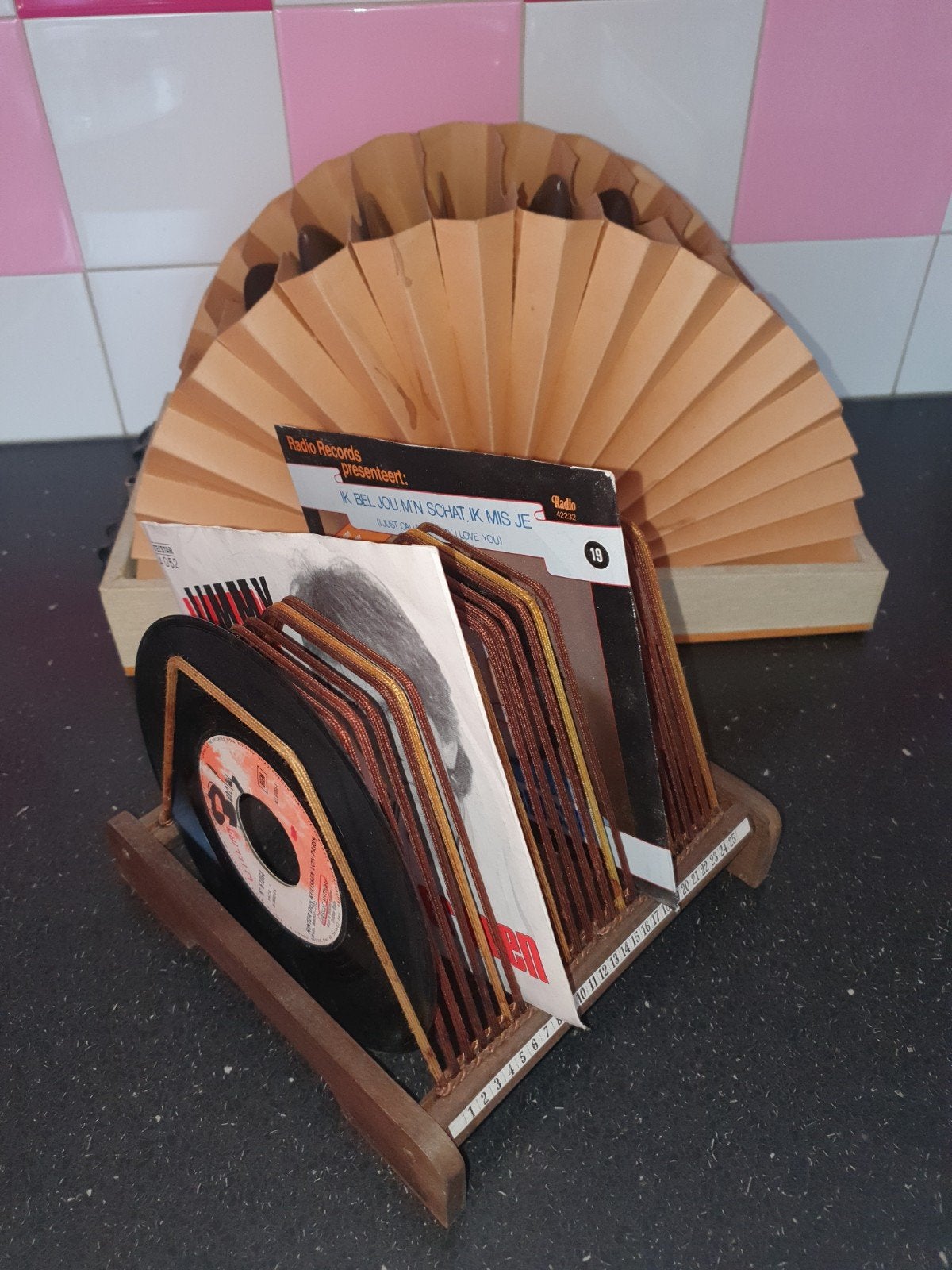 Platenrekje + koffertje Vintage Jaren 60-70 vinyl singeltjes, Verzamelen, Ophalen, Gebruikt