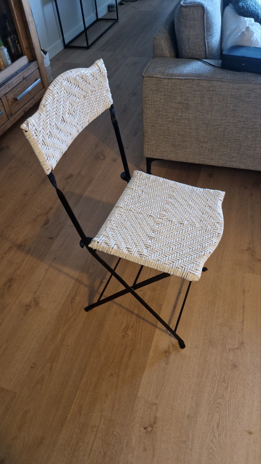 Opklapstoel wit met zwart metalen frame, Ophalen, Gebruikt, Wit, Overige materialen