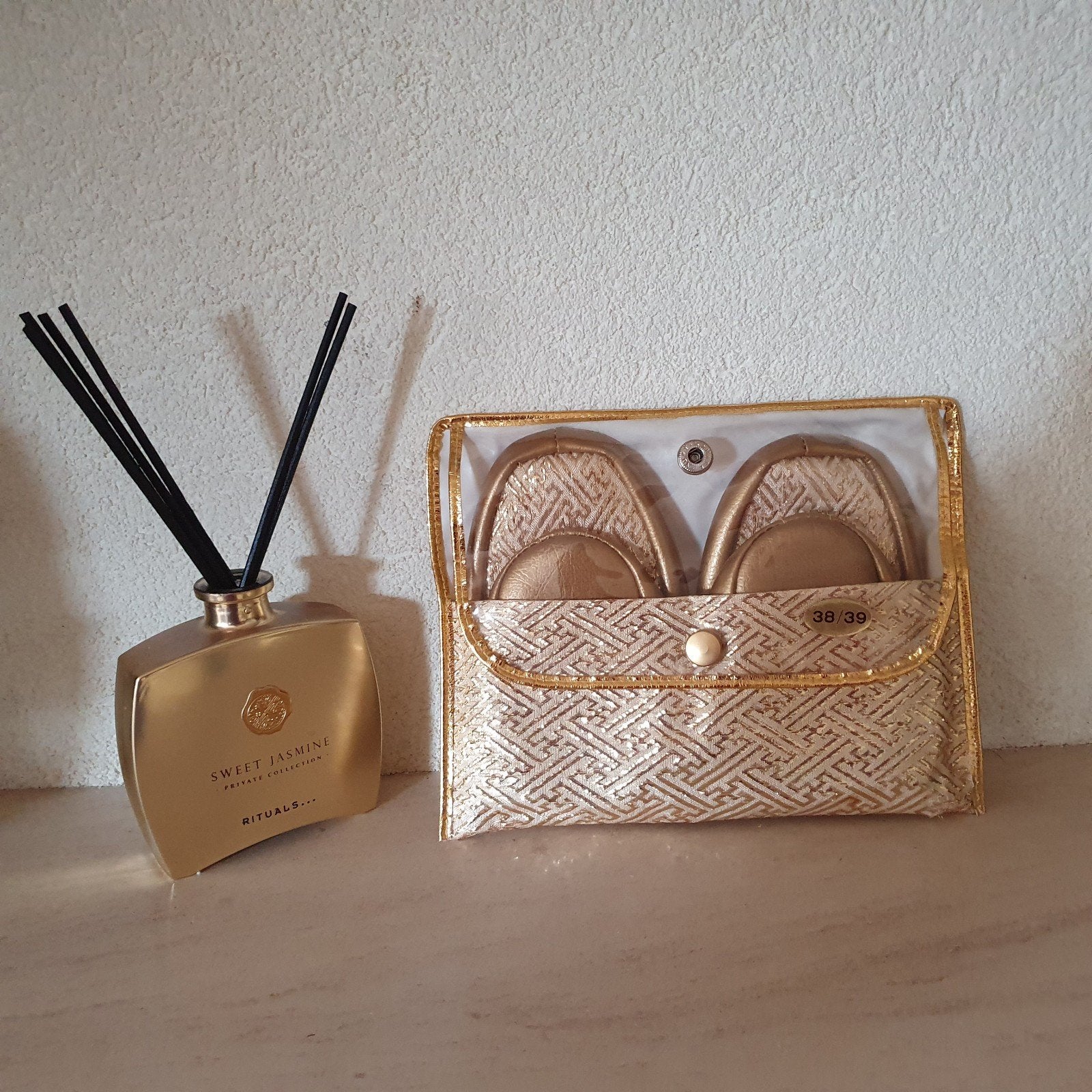 reis slofjes goud maat 39, Ophalen of Verzenden, Overige kleuren, Sneakers of Gympen