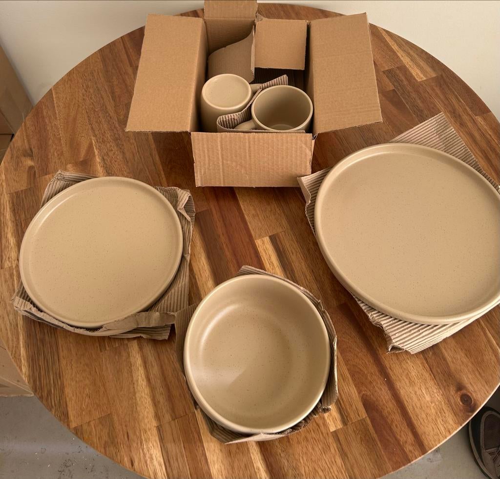 Nieuwe beige servies set met spikkels (8-delig), Huis en Inrichting, Keuken | Servies, Ophalen, Nieuw, Keramiek, Compleet servies