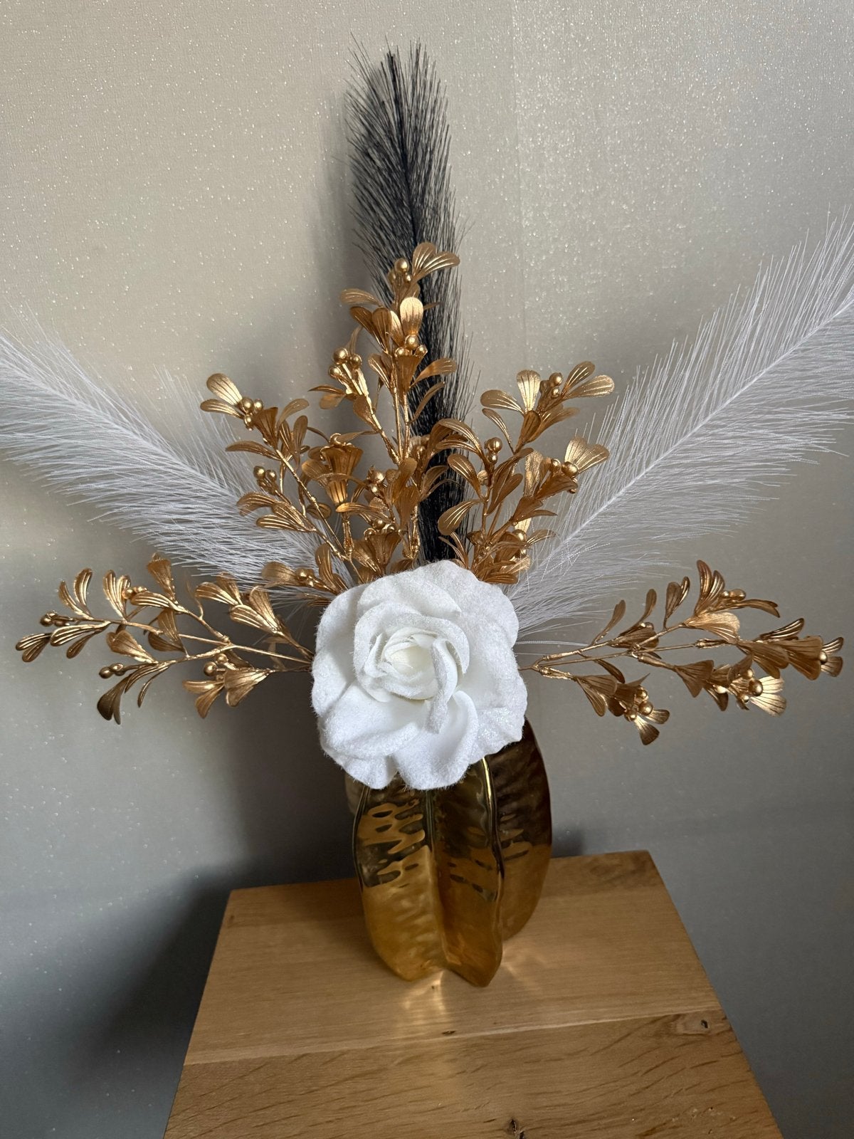 Gouden vaas met witte roos en veren decoratie, Ophalen, Met patroon/structuur, Zo goed als nieuw, Metaal