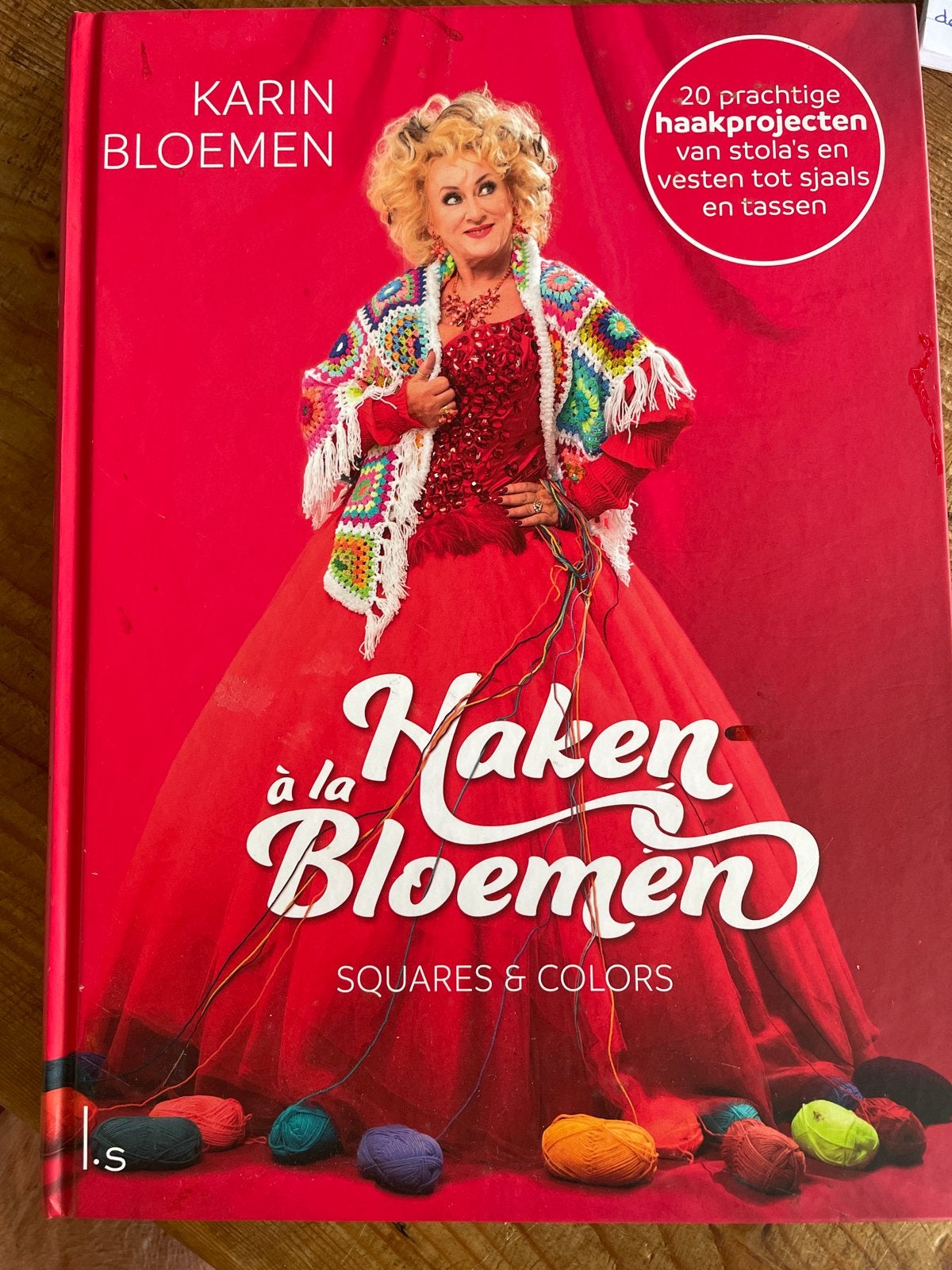 Haken à la Bloemen: Squares & Colors - Karin Bloemen, Ophalen of Verzenden, Zo goed als nieuw, Breien en Haken