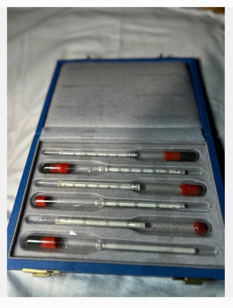 Vintage doos met hydrometers of alcoholmeters, Antiek en Kunst, Curiosa en Brocante, Ophalen of Verzenden