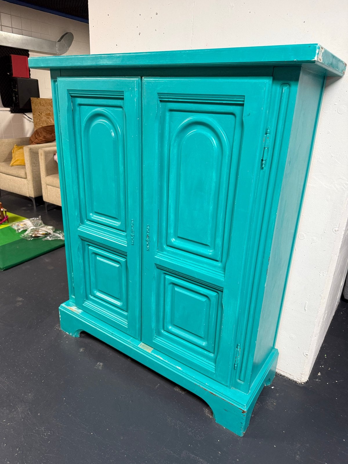 Turquoise houten kast met twee deuren grwtis ophalen, Antiek en Kunst, Ophalen of Verzenden