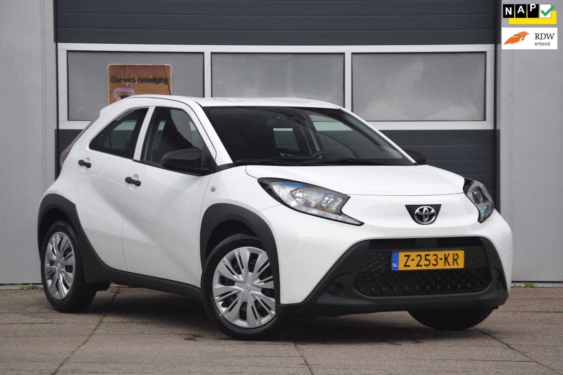 Toyota Aygo X 1.0 VVT-i MT APPLE CARPLAY/ADAPTIEVE CRUISE/LE, Auto's, Stof, Gebruikt, 4 stoelen, Wit