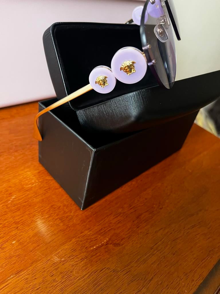 Stijlvolle Versace zonnebril met paarse details, Sieraden, Tassen en Uiterlijk, Ringen, Ophalen of Verzenden, Zo goed als nieuw