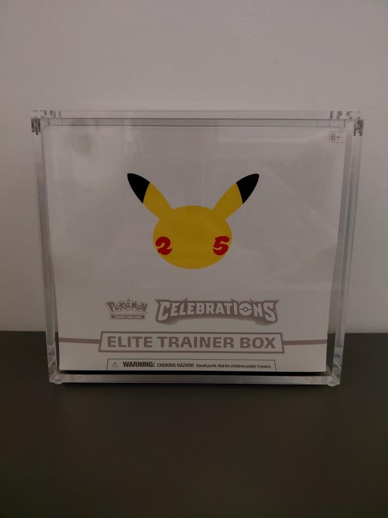 🟡Celebrations elite trainer box, Hobby en Vrije tijd, Verzamelkaartspellen | Pokémon, Ophalen of Verzenden, Boosterbox