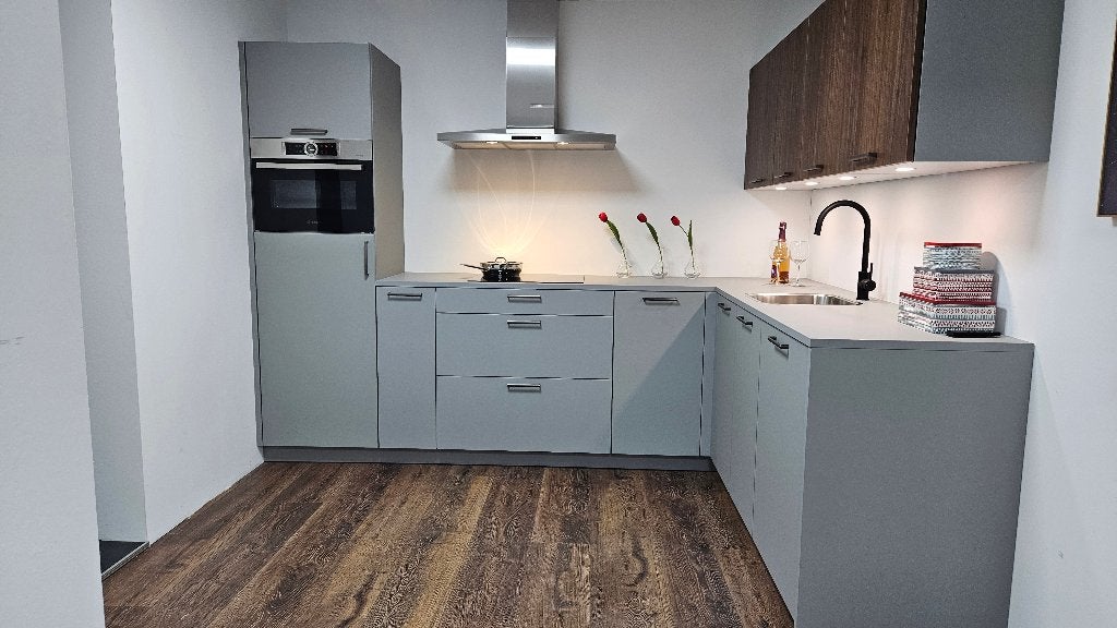 Hoek showroomkeuken parelgrijs compleet met Bosch apparatuur, Ophalen, 200 cm of meer, Nieuw, 200 cm of meer