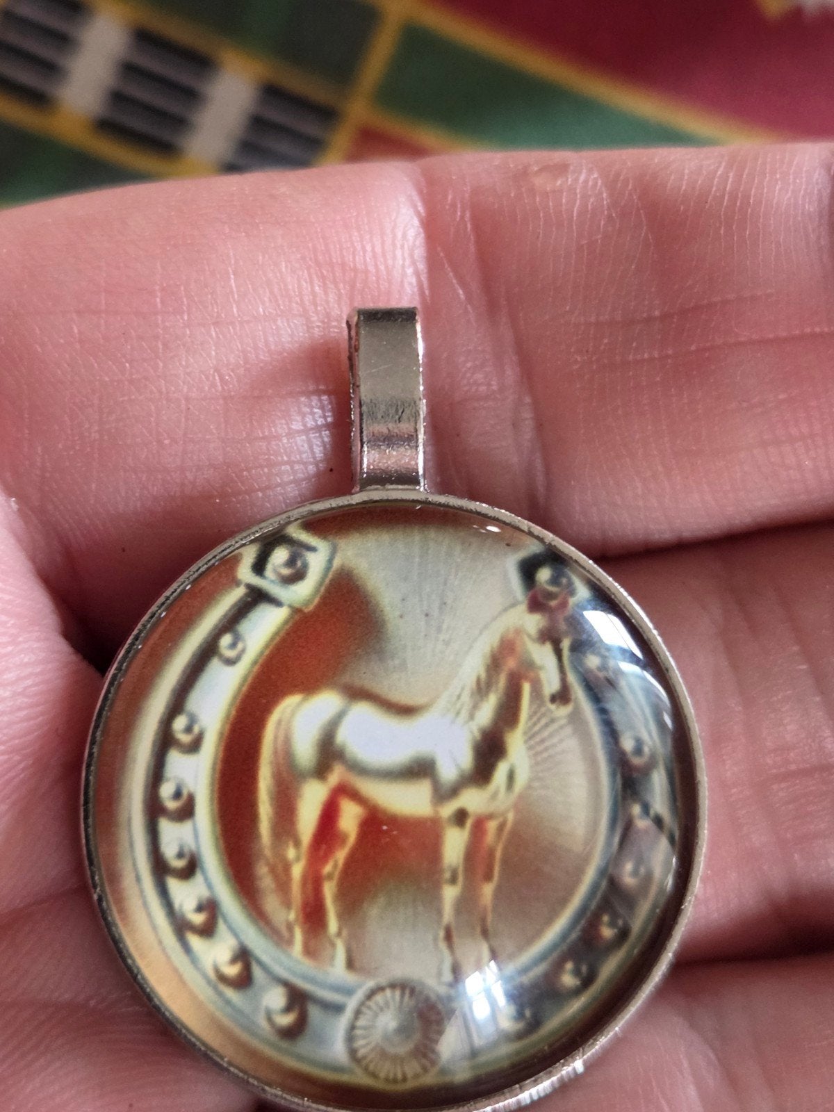 Nieuwe glazen hanger met paard en hoefijzer, Ophalen of Verzenden, Nieuw, Glas of Kristal, Dier