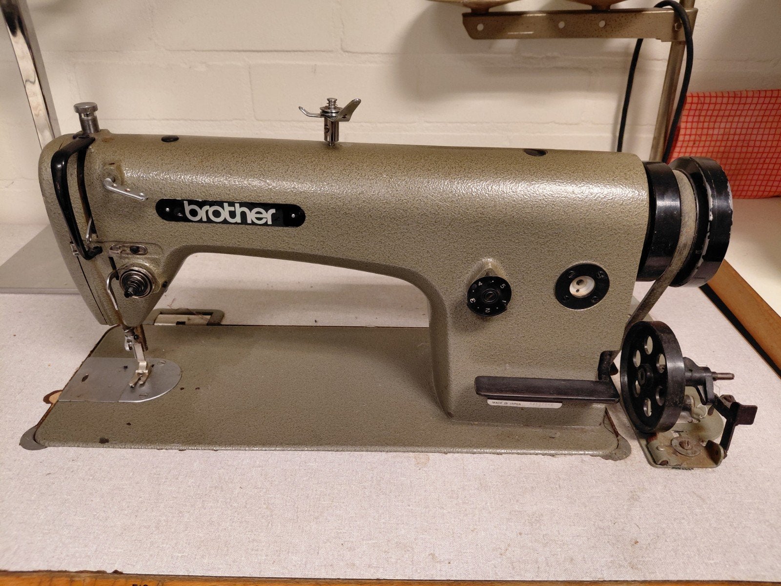 Brother Industriële Naaimachine met Tafel, Hobby en Vrije tijd, Naaimachines en Toebehoren, Gebruikt, Ophalen of Verzenden, Naaimachine