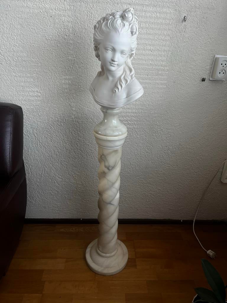 Biscuit Porseleinen Buste op Getorste Albasten Zuil - 126cm, Ophalen, Buste