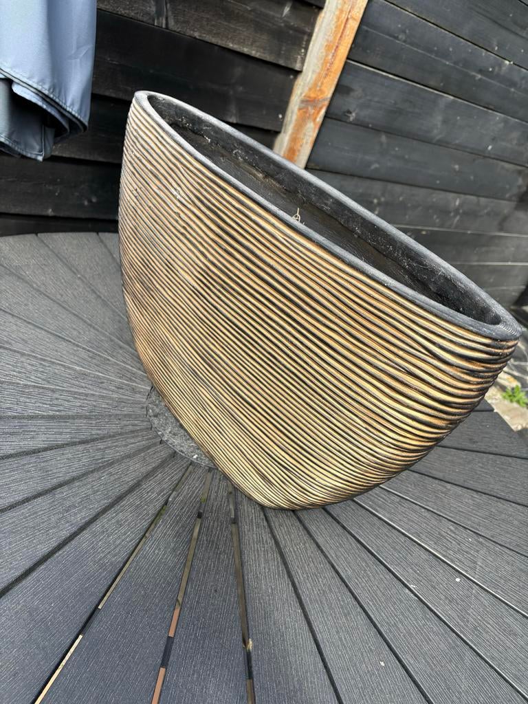 Ovale bronzen vaas met ribbeltextuur, Huis en Inrichting, Woonaccessoires | Vazen, Ophalen, Gebruikt, Overige kleuren, Aardewerk of Porselein
