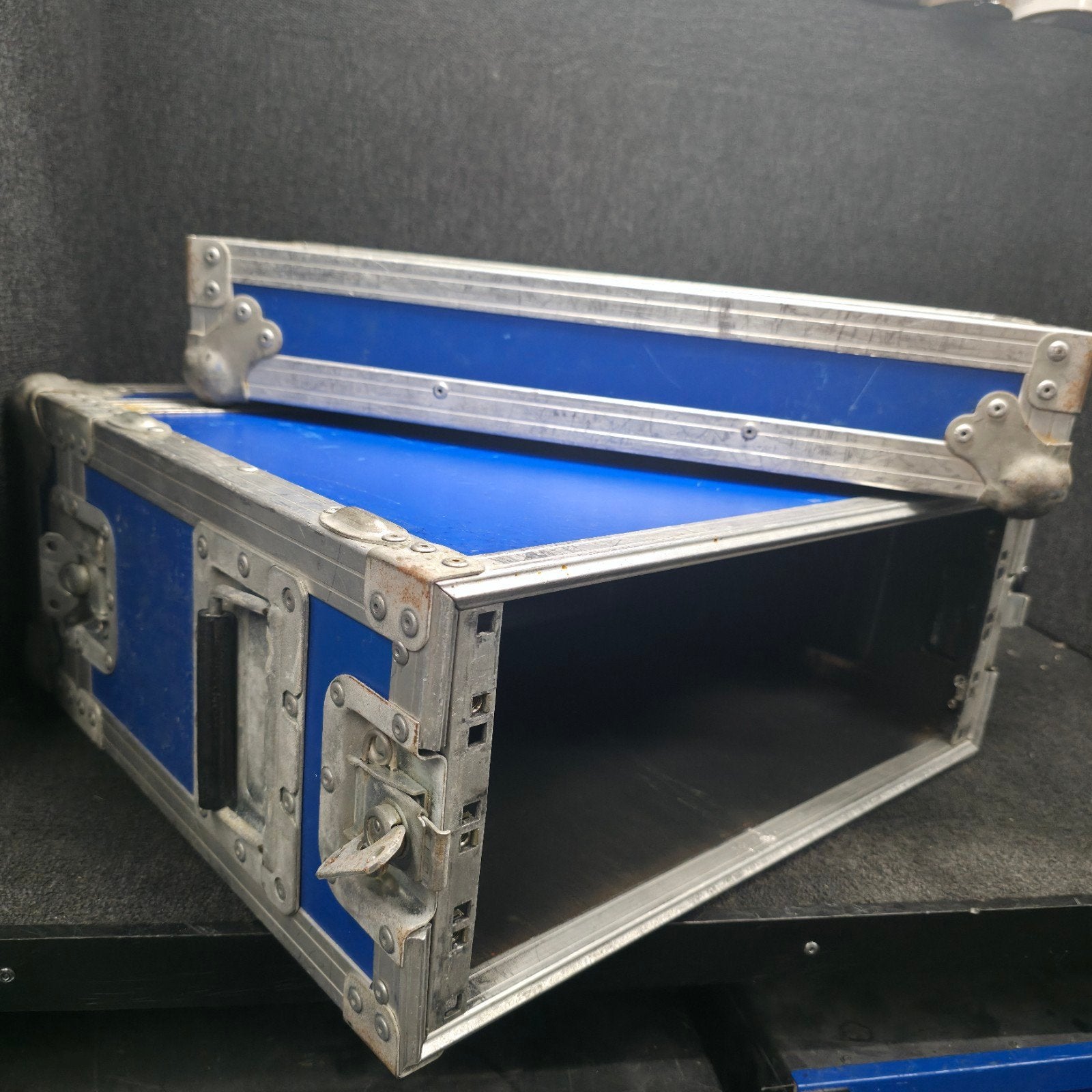 FLIGHTCASE   4HE   19 inch voor en achterdeksel, Ophalen of Verzenden, Gebruikt, Overige instrumenten, Flightcase