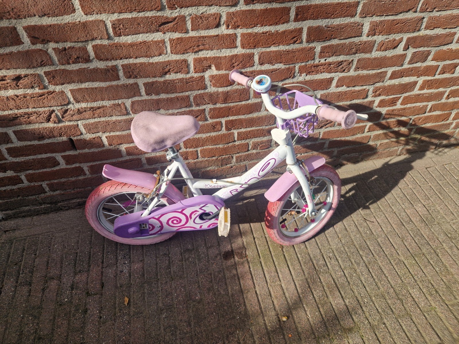 Roze kinderfiets 12 inch - Ideaal voor de eerste ritjes!, Fietsen en Brommers, Zijwieltjes, Gebruikt, Velgrem, Minder dan 16 inch