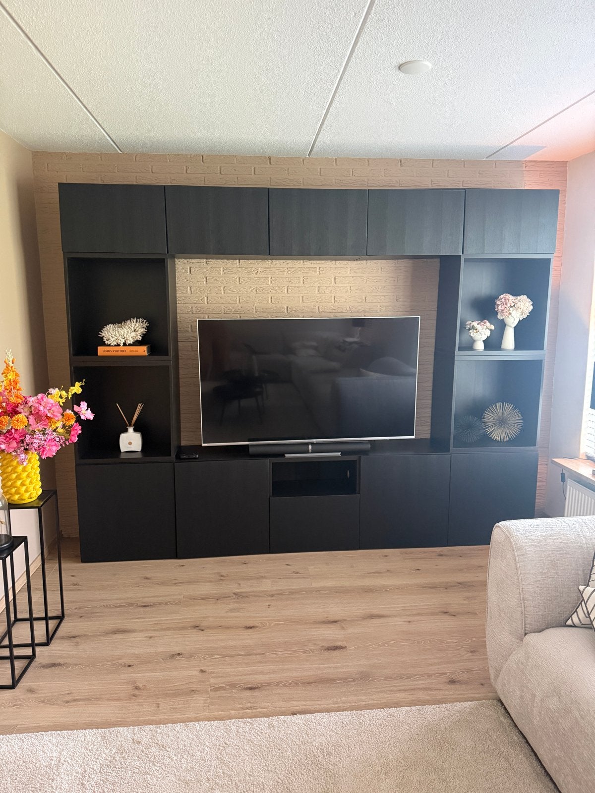 Grote IKEA kast met donkerbruine ombouw en zwarte deurtjes, Ophalen, Overige materialen, Gebruikt, 200 cm of meer