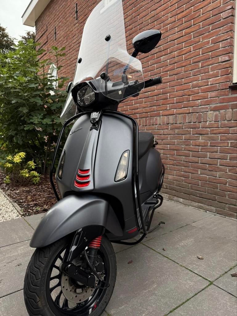 Gestolen Vespa Sprint 2021 Geel Kenteken - Zo goed als nieuw, Fietsen en Brommers, Scooters | Vespa, Overige modellen, Maximaal 45 km/u