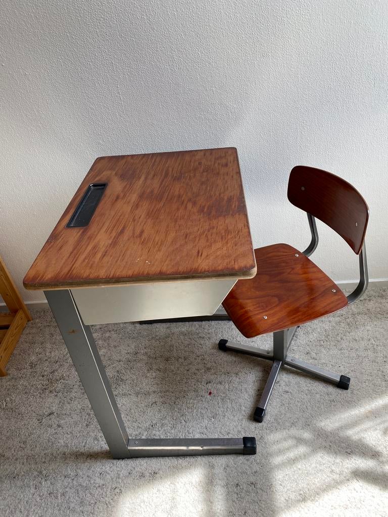 Lessenaartje met stevig stoeltje, Ophalen, Gebruikt, Tafel(s) en Stoel(en)