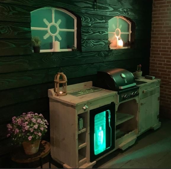 Buitenkeuken met gasbarbecue en koelkast