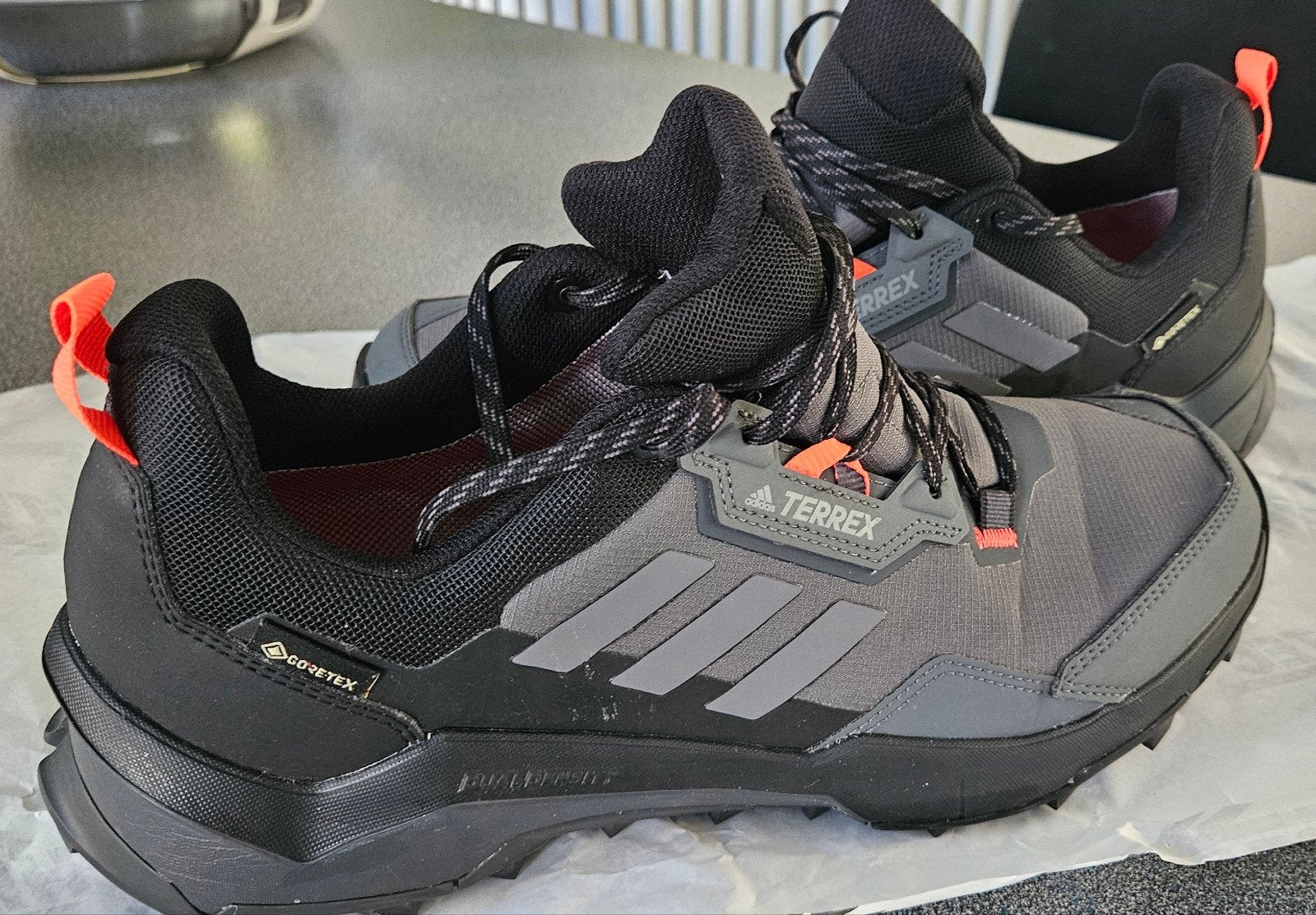 Adidas Terrex 45.1/3. ZGAN netjes .
Enkele keer kort ge, Ophalen of Verzenden, Zo goed als nieuw, Sportschoenen