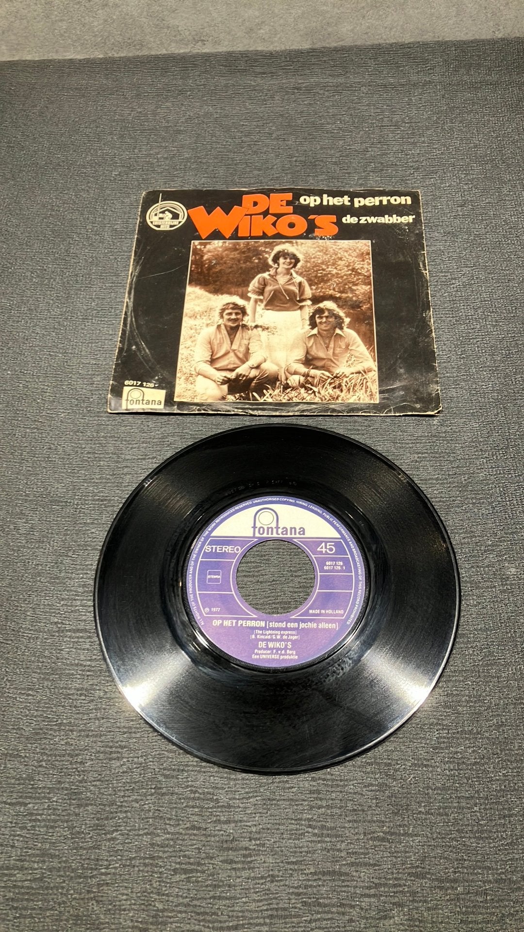 De Wiko’s. —  Op Het Perron.  - De Zwabber, Gebruikt, 7 inch, Ophalen of Verzenden, Fotohoes