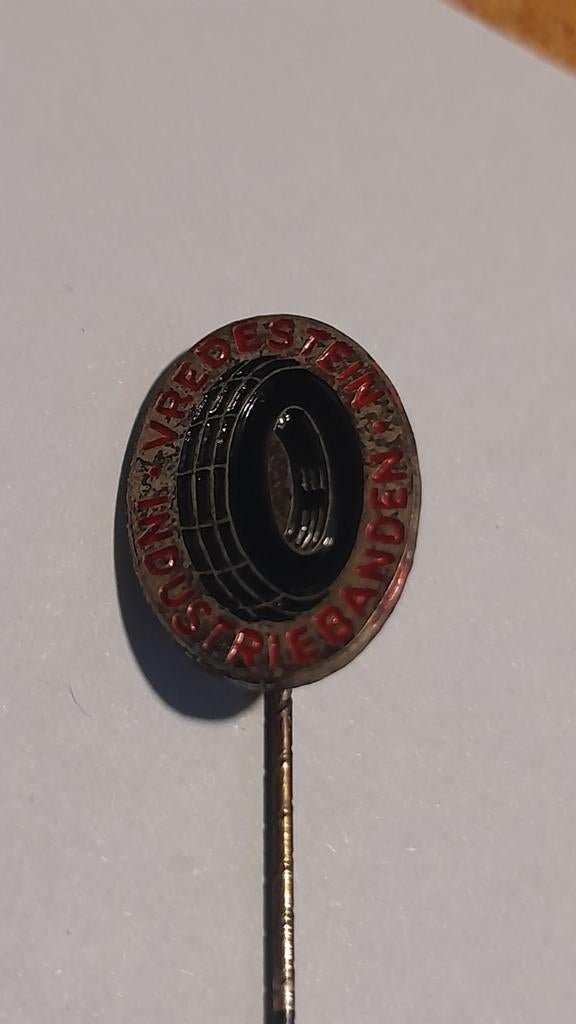Vredestein Industriebanden speldje, Verzamelen, Speldjes, Pins en Buttons, Verzenden