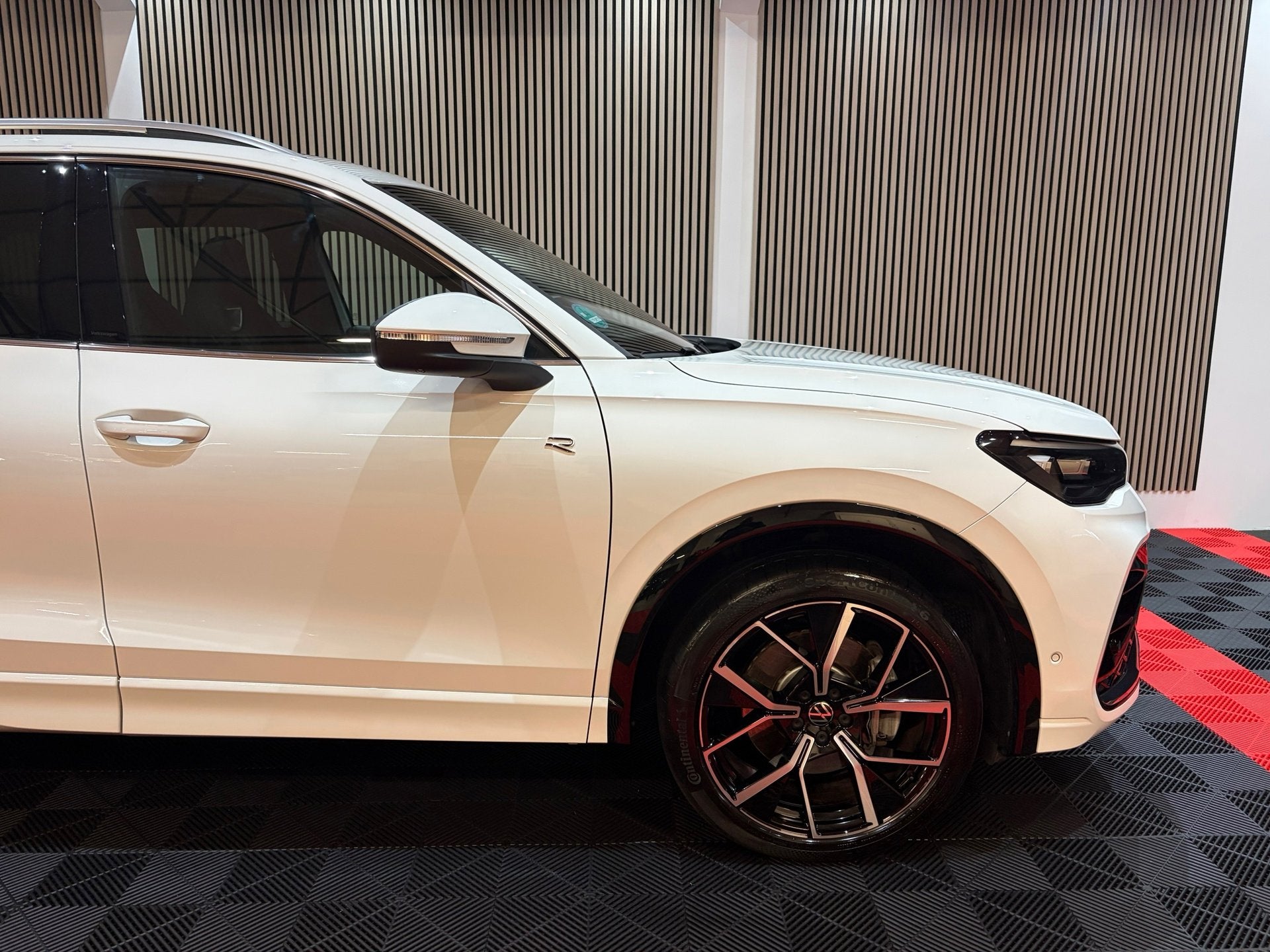 Volkswagen TIGUAN 1.5 eHybrid R-Line Edition 272 pk Pano 360, Auto's, Dealer onderhouden, Wit, Hybride Elektrisch/Benzine, Te koop