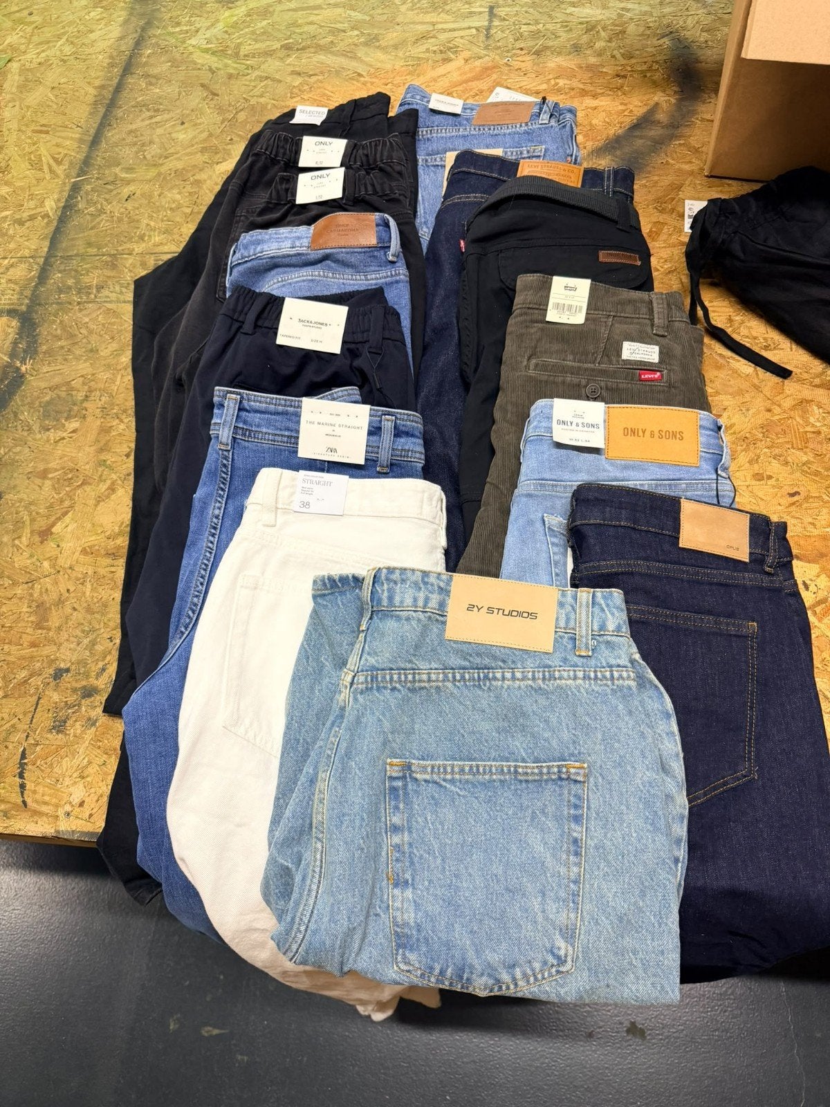 Partij van 150 spijkerbroeken, diverse merken en maten, Ophalen, Levi's, Overige kleuren, Overige jeansmaten