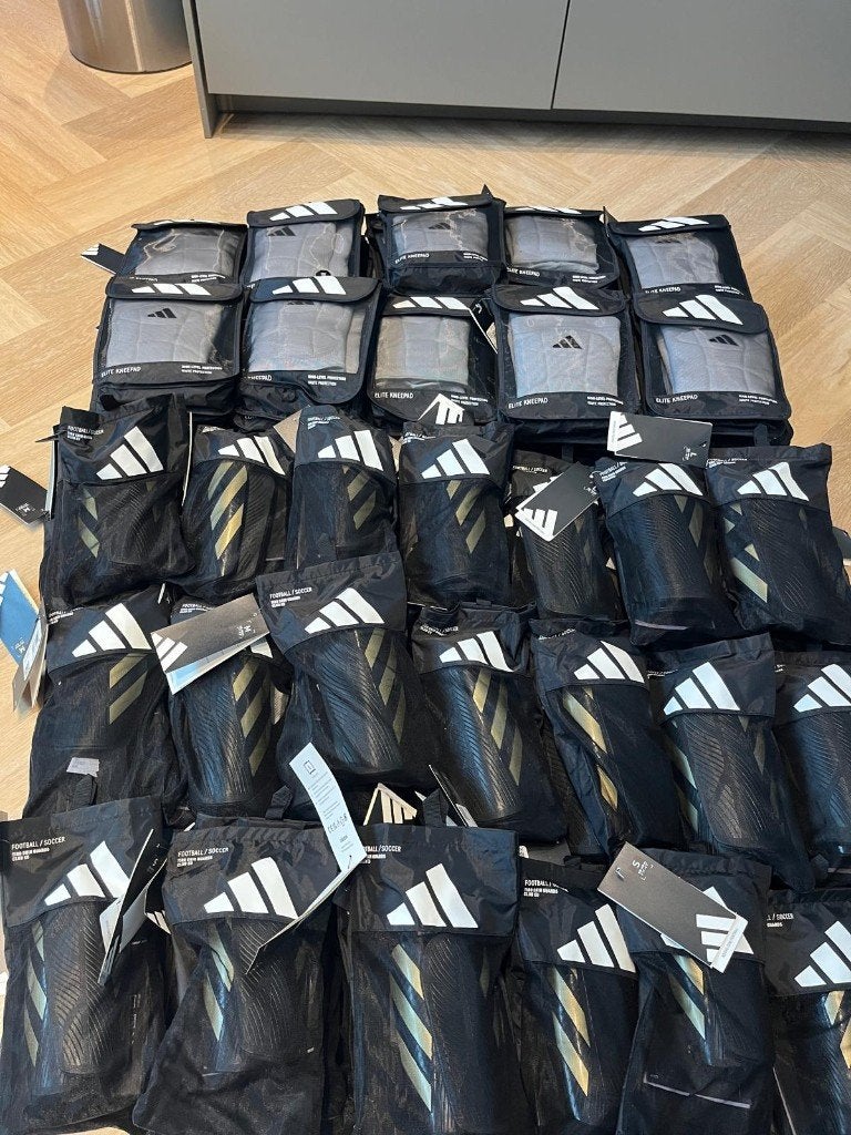 Partij Adidas Sportbescherming – 77 stuks – Nieuw met labels, Maat 52/54 (L), Nieuw, Ophalen of Verzenden, Adidas AG