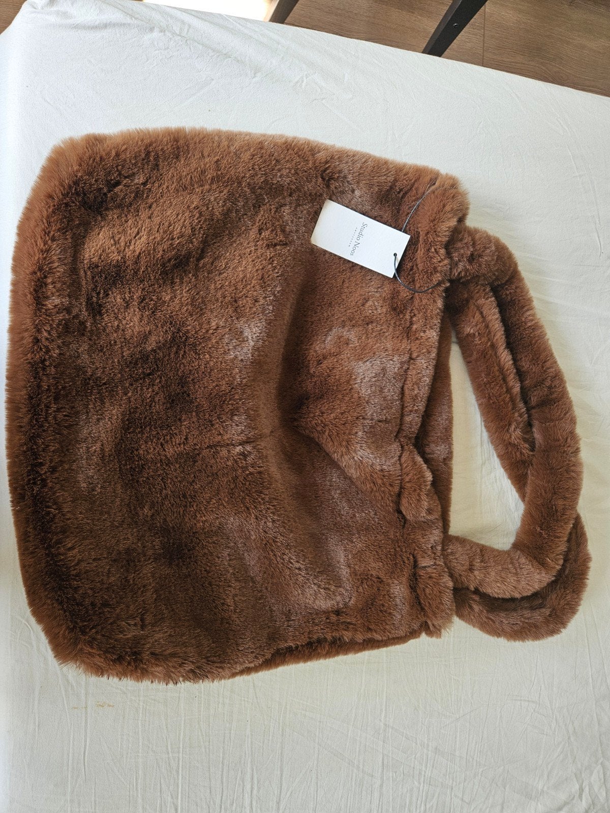 Bruine pluizige tas - Studio Noos, Sieraden, Tassen en Uiterlijk, Ophalen of Verzenden, Nieuw, Bruin, Shopper