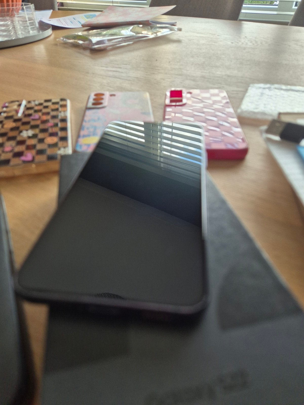 Foto 5 van Samsung Galaxy S22 128GB Phantom Black met accessoires