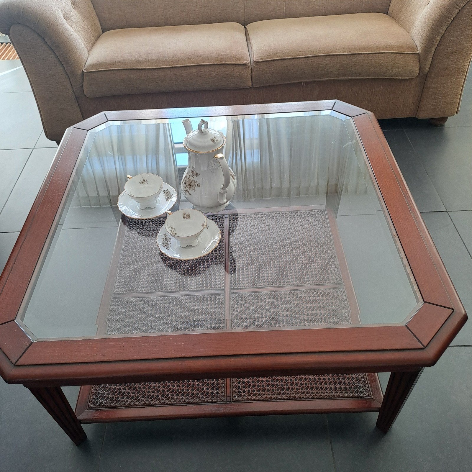 Salontafel met glazen blad en rotan onderblad, Ophalen