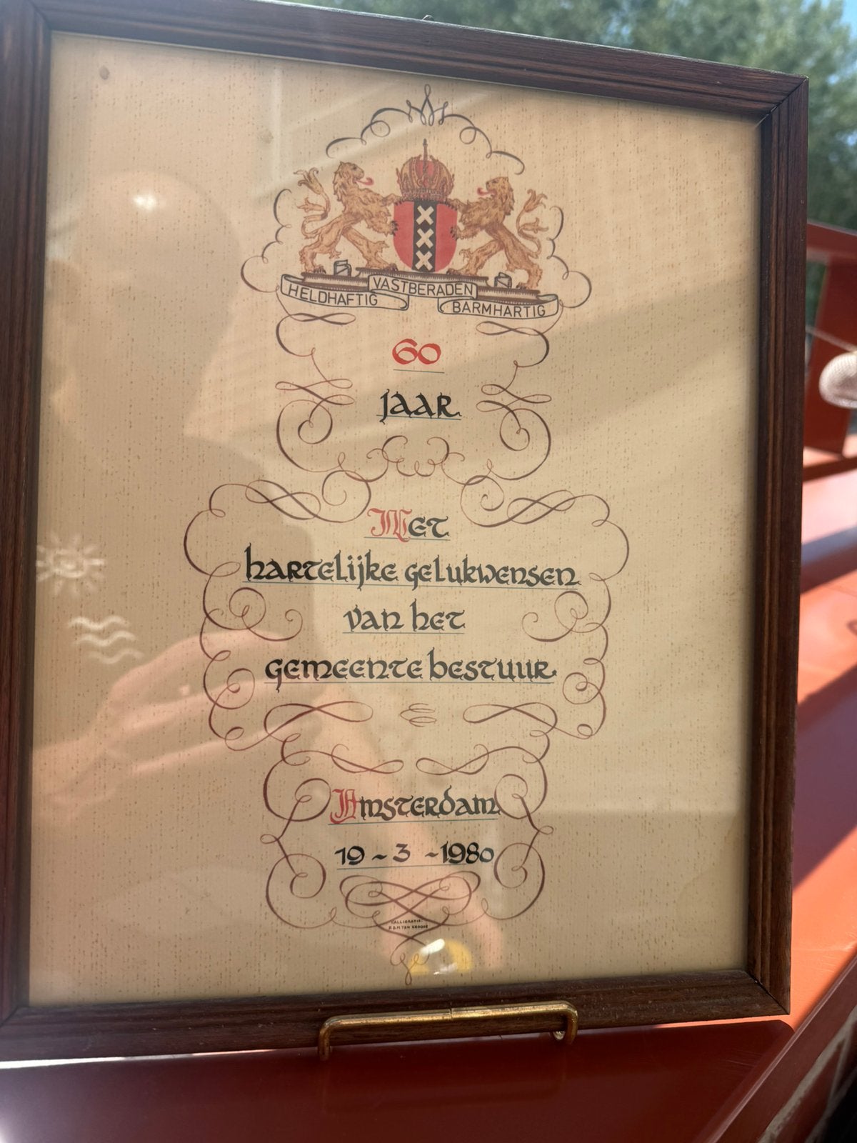 Kaligrafie -  gemeentebestuur van Amsterdam, Antiek en Kunst, Ophalen of Verzenden, Overige typen, Overige technieken, Ingelijst