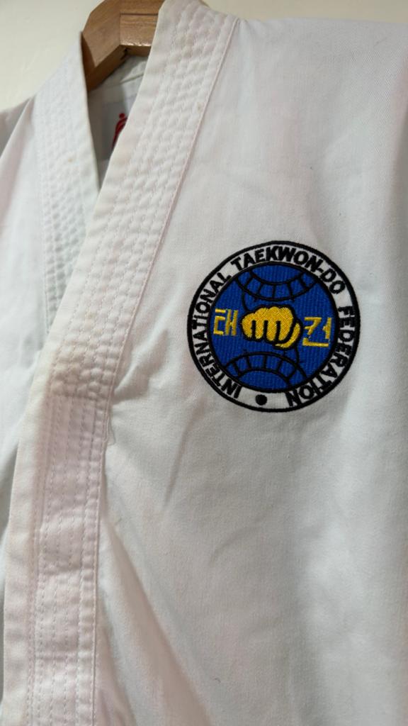 Taekwondo Pak Maat 150 met Witte en Gele Band, Gebruikt, Taekwondo, Vechtsportpak, Ophalen of Verzenden