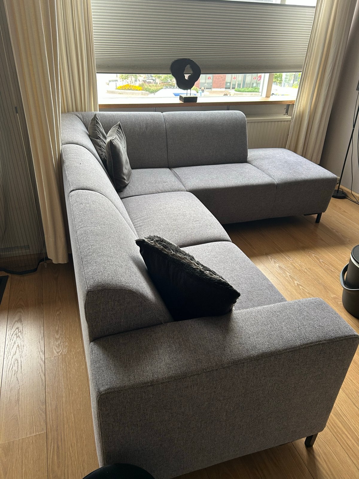 Moderne grijze hoekbank - 2.50 x 2.20m - 2 jaar oud, Ophalen, 250 tot 300 cm, Gebruikt, 100 tot 125 cm