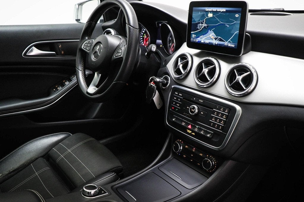 Mercedes-Benz GLA-klasse 180 Ambition | URBAN PACK | PANORAM, Auto's, Mercedes-Benz, Gebruikt, 4 cilinders, Bi-Xenon koplampen