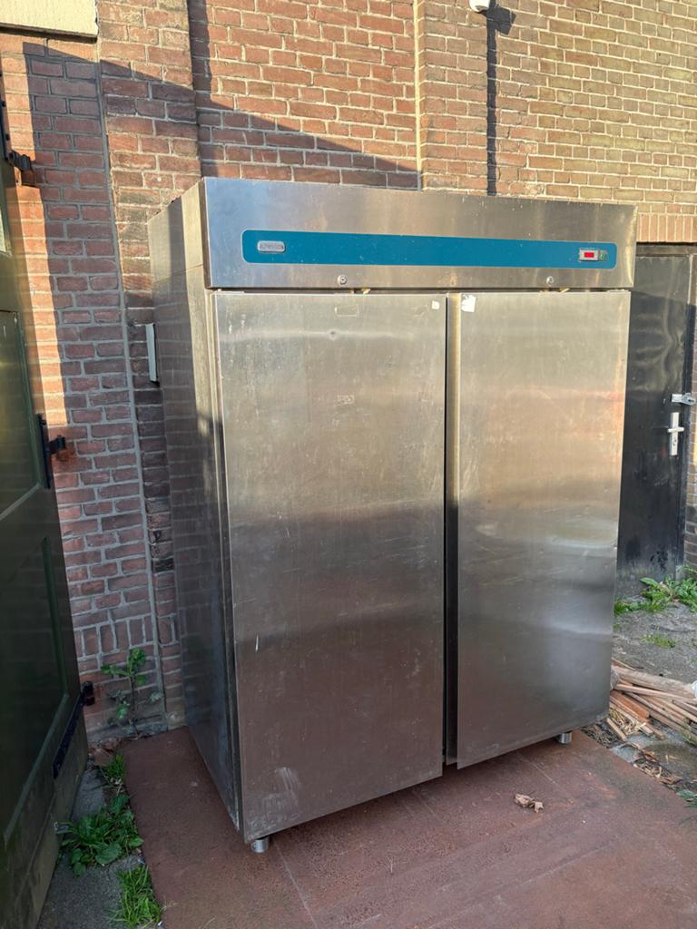 Defecte koelkast - ideaal als klimaatkast of voor onderdelen, Witgoed en Apparatuur, Ophalen, Zonder vriesvak, 200 liter of meer