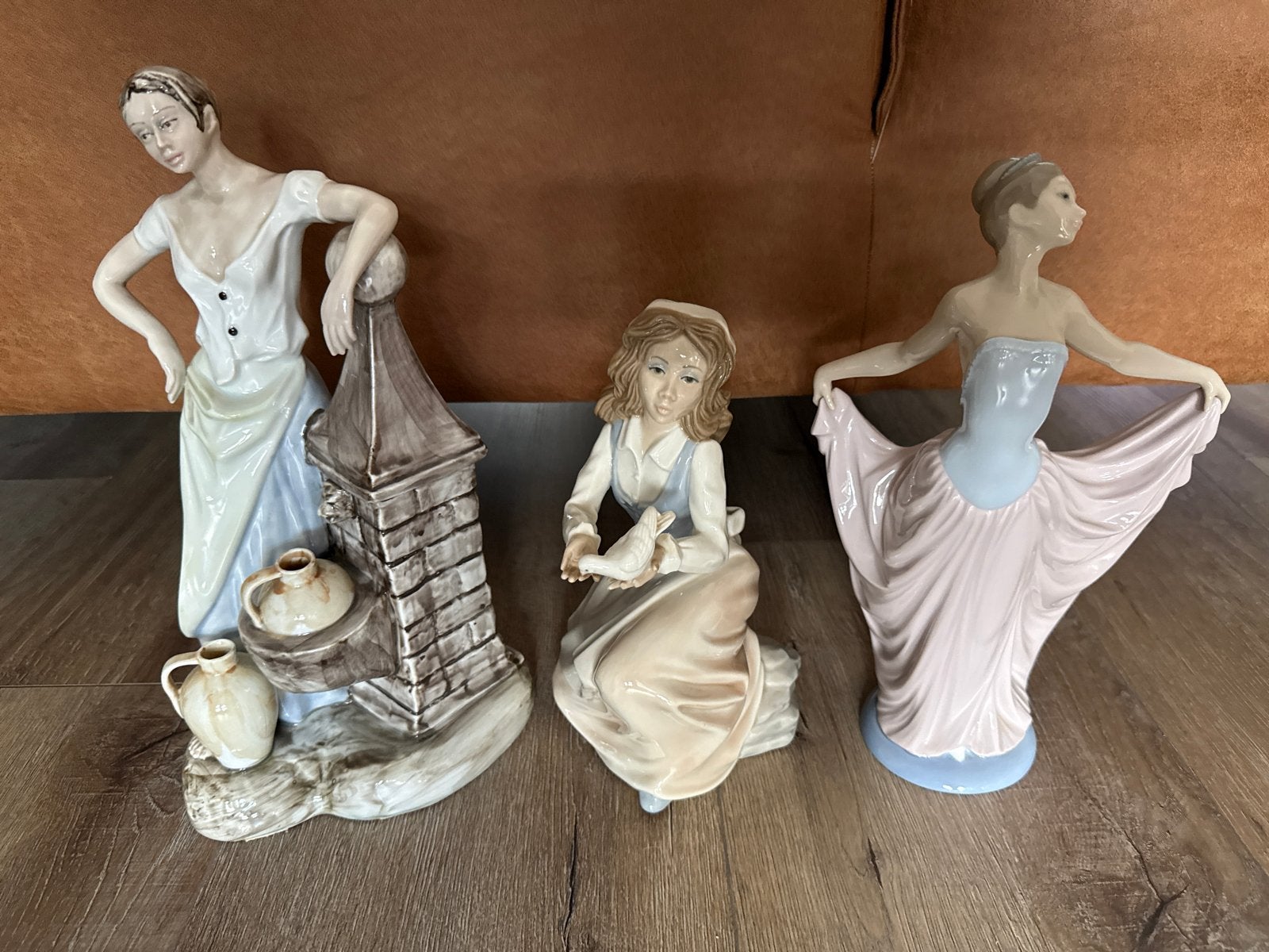 Set van 3 Lladro porseleinen beelden: Vrouw bij waterput, me, Ophalen, Handgemaakt, 20 - 50 cm, Steen of Keramiek