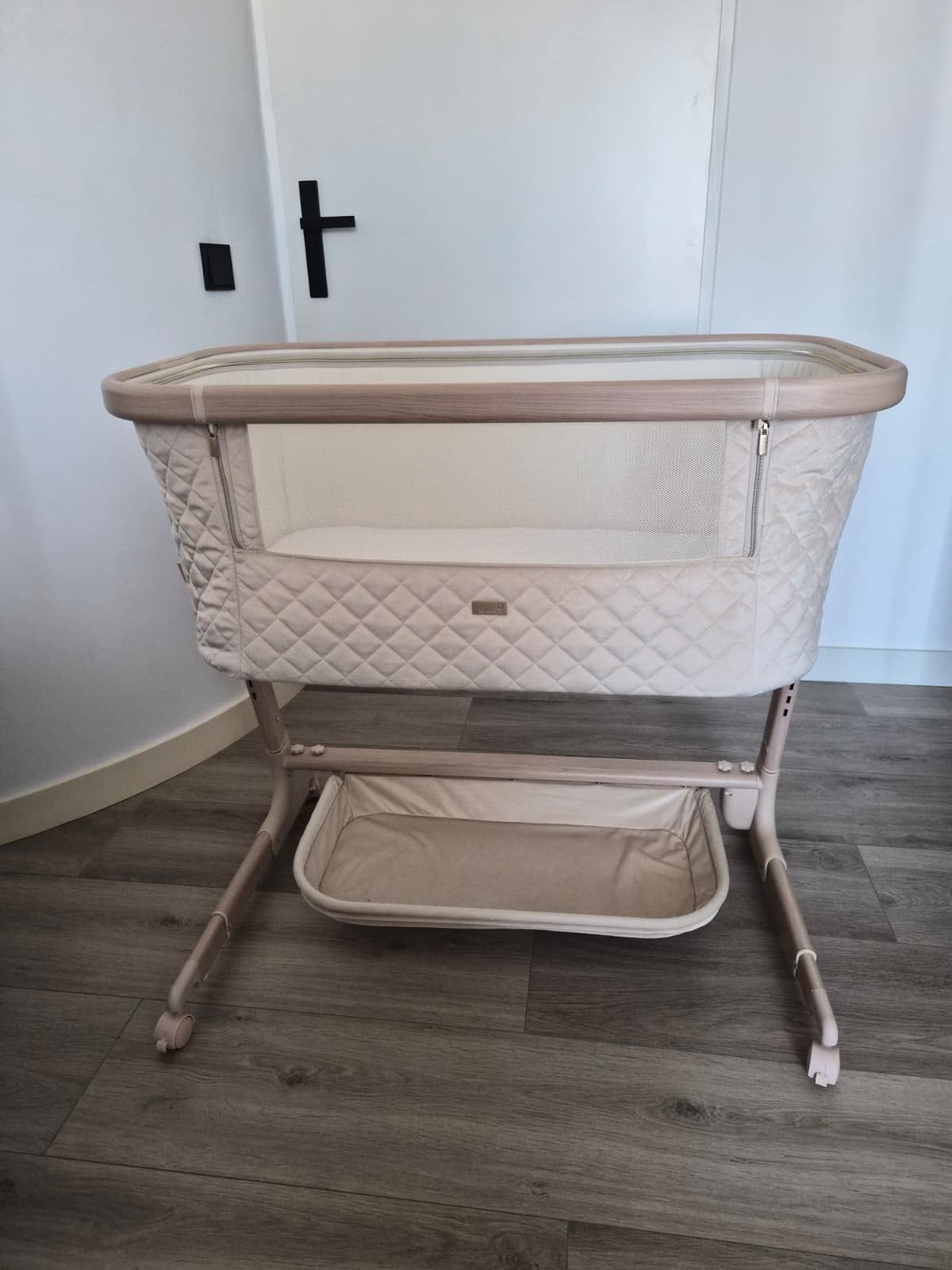 Qute Q-Wiggle Elektrische Co-Sleeper - Crème/Wit, Kinderen en Baby's, Ophalen, Zo goed als nieuw, Wieg