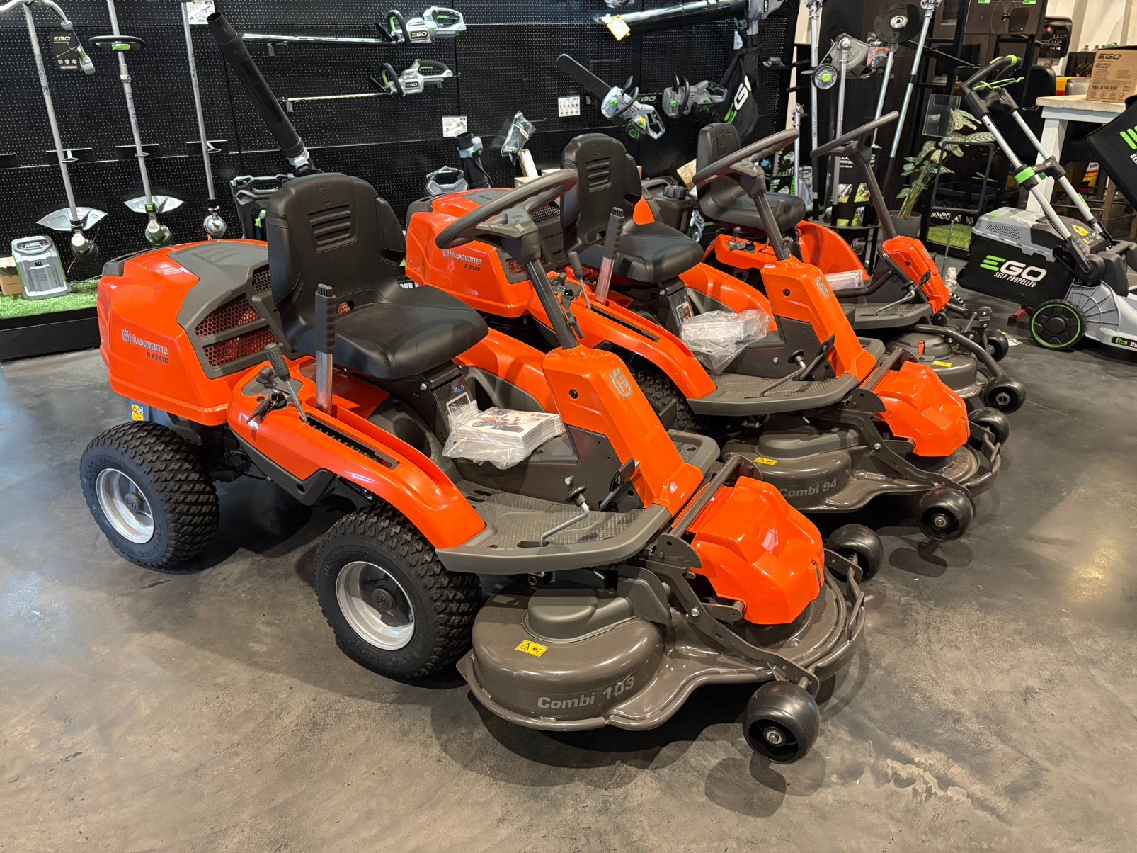 Nieuwe Husqvarna Riders R112c R214c 214TC zitmaaiers front, Ophalen, Nieuw, Versnellingen, 90 tot 120 cm