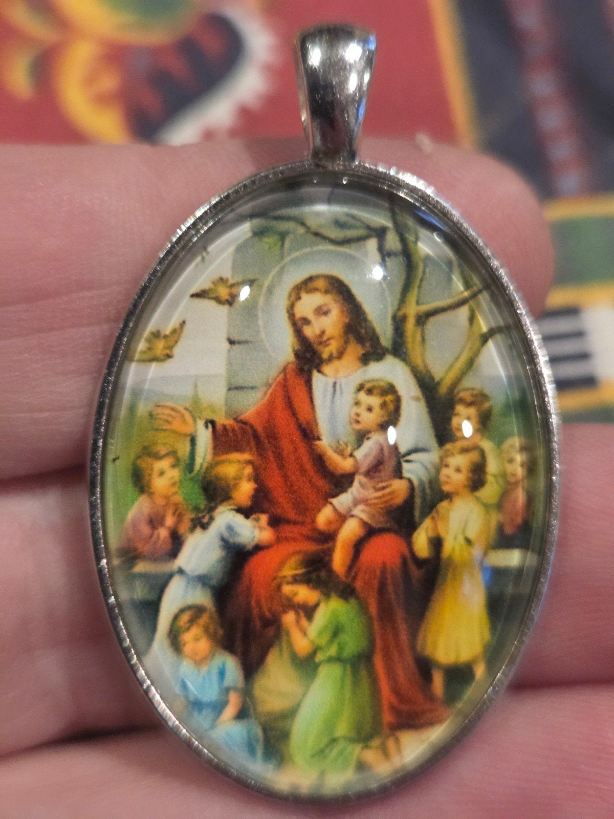 Glazen hanger met afbeelding van Jezus en kinderen, Glas of Kristal, Nieuw, Ophalen of Verzenden, Overige kleuren