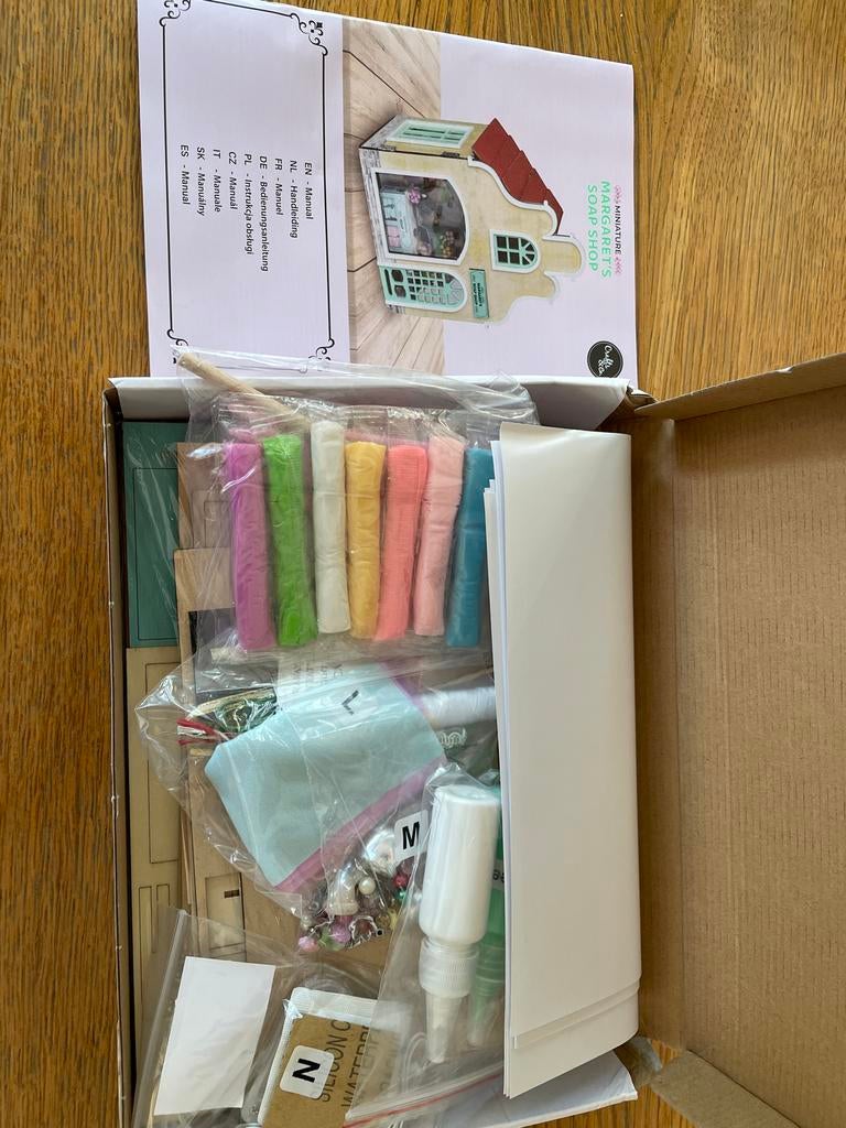 DIY Miniatuur Poppenhuis - Margaret's Soap Shop, Ophalen of Verzenden, Nieuw