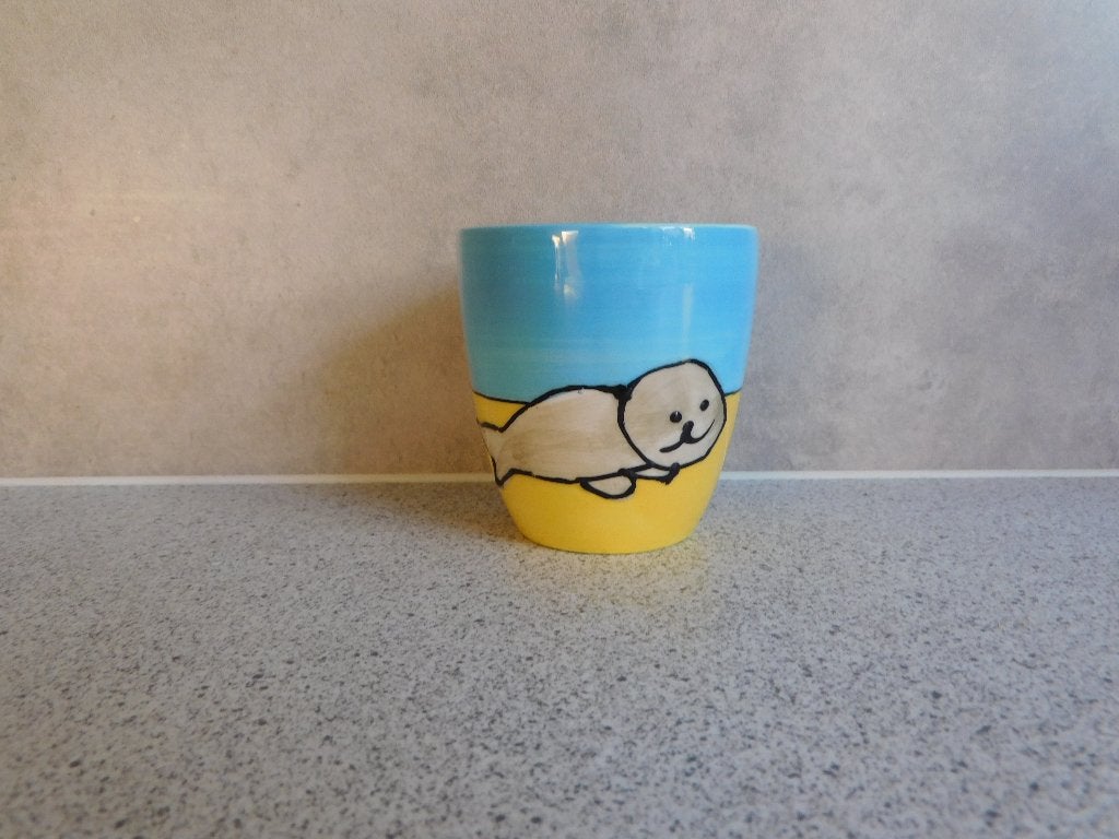 Mok 8x7,5 cm. Zeehond Kees de Waal Texxxel, Overige merken, Ophalen of Verzenden, Zo goed als nieuw, Overige stijlen