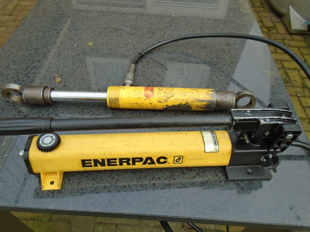 Werkplaatspers, hydrauliek pomp met cilinder. pers. Enerpac, Ophalen, Gebruikt