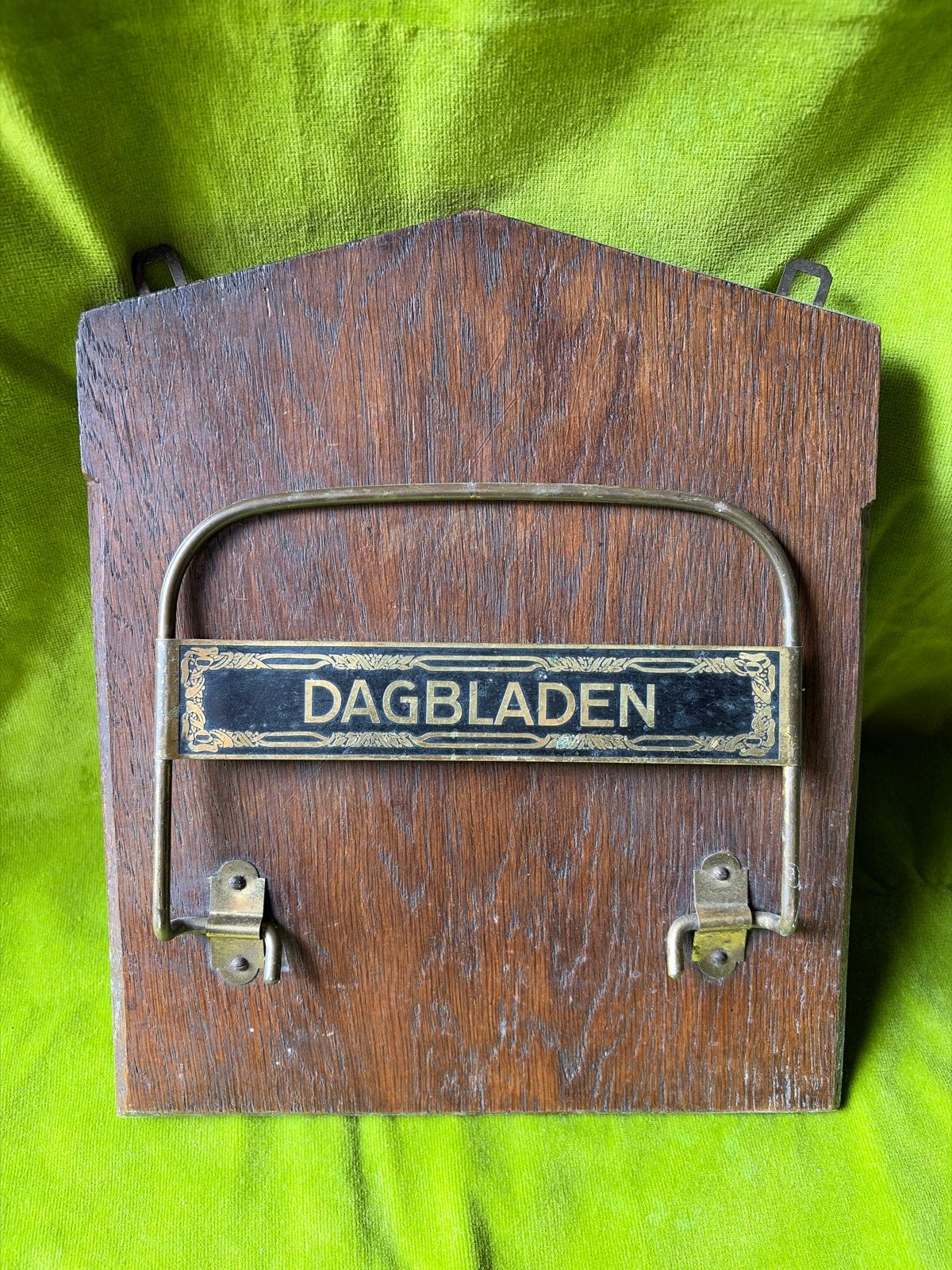 Antieke houten krantenhouder 'Dagbladen' uit 1936, Verzenden