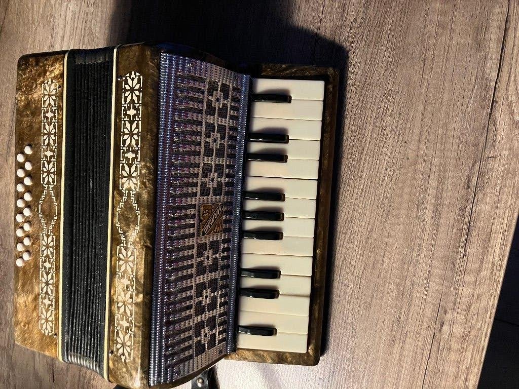 Kleine accordeon, Gebruikt, 32-bas, Met koffer, Toetsaccordeon