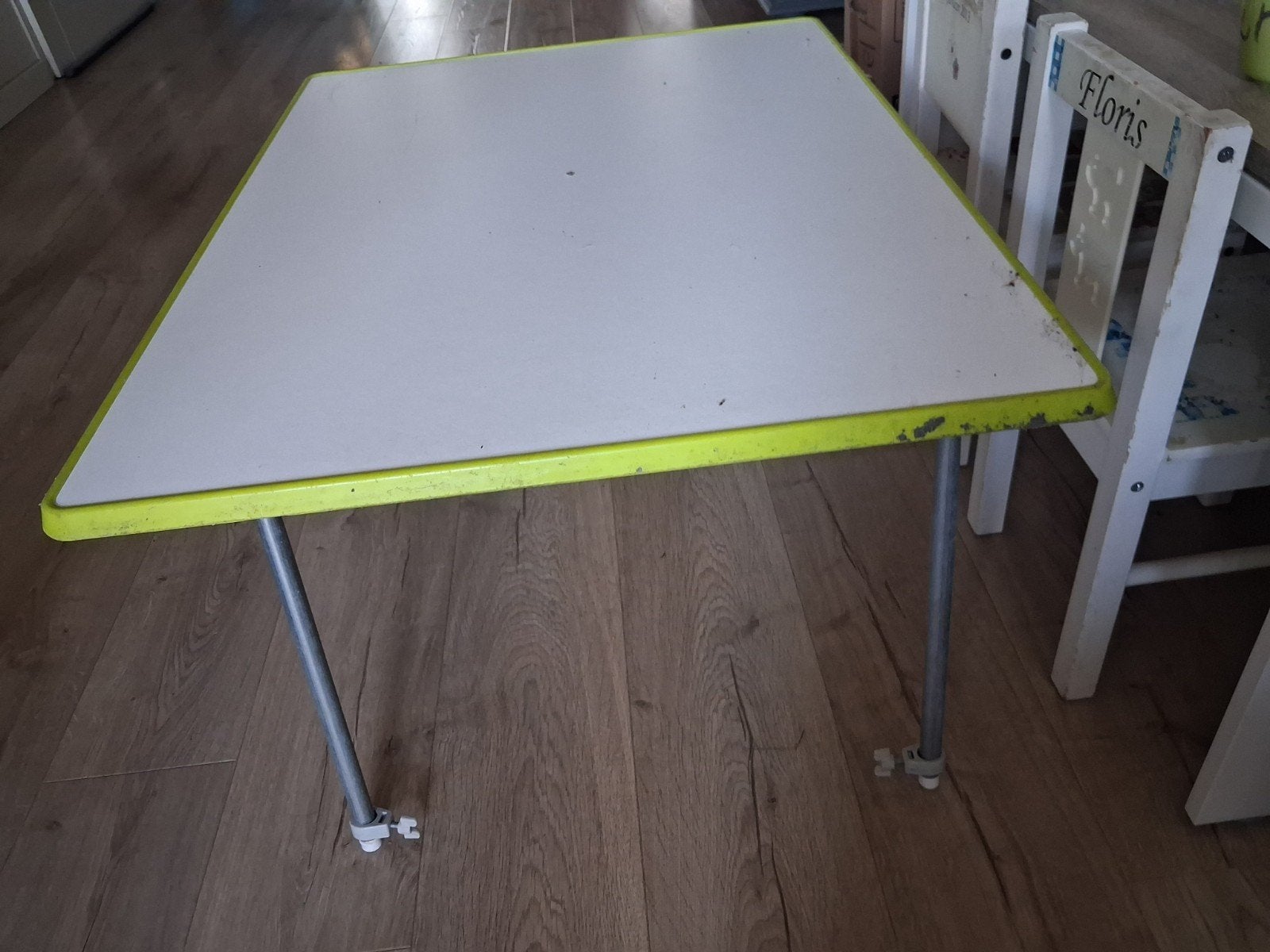Gratis campingtafel -Ideaal voor kamperen of als bijzettafel, Caravans en Kamperen, Ophalen, Campingtafel